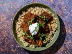 mavrou y arroz con una cucharada de yogur